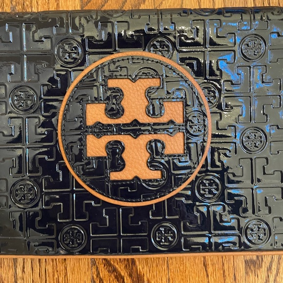 Tory Burch Navy Patent Leather Clutch With Gold Chain And Logos - Picture 4 of 7